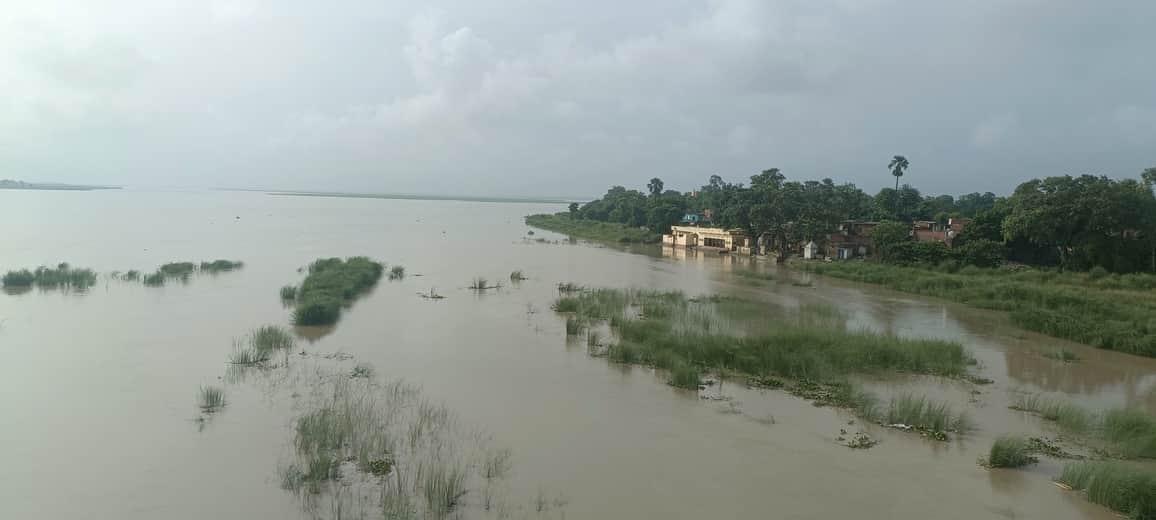 राजेसुल्तानपुर क्षेत्र में कम्हरिया घाट के निकट बढ़ा सरयू नदी का जलस्तर।संवाद