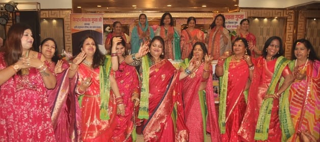 रेलवे रोड पर आयोजित हरियाली तीज के कार्यक्रम में डांस करती वैश्य समाज उत्तर प्रदेश महिला संगठन 