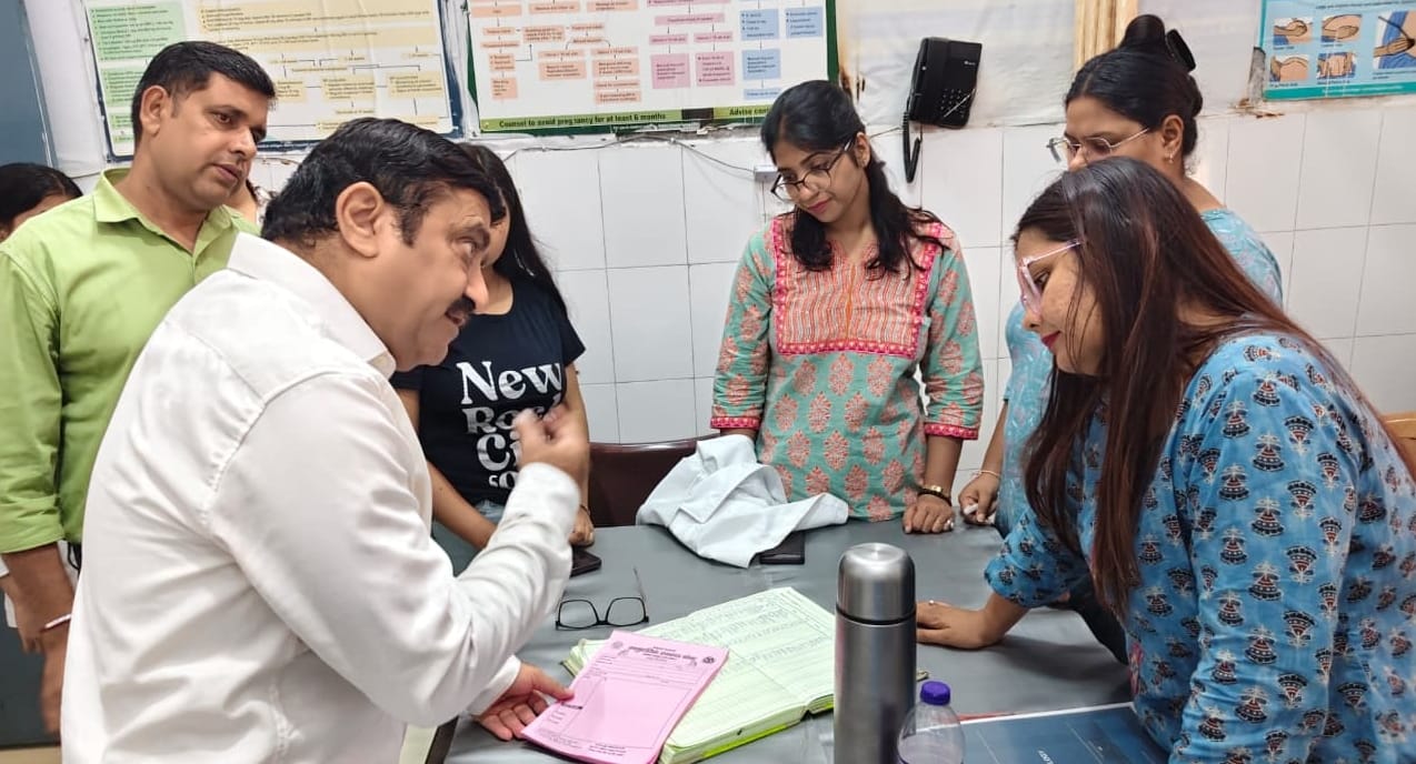 सीएचसी में निरीक्षण करते सीएमओ।स्रोत विभाग