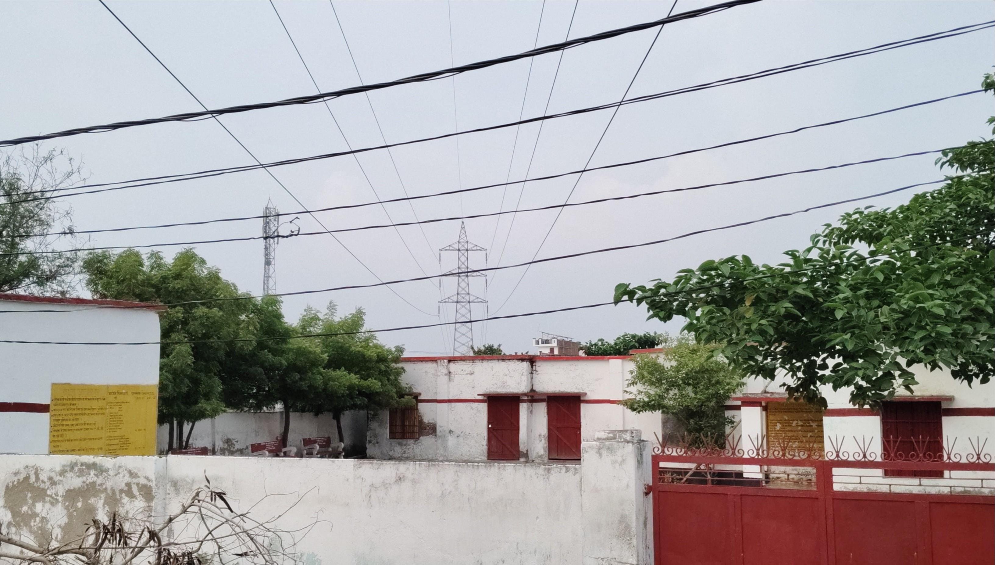 सकलडीहा के कंपोजिट विद्यालय इटवा के ऊपर से गुजरता बिजली तार। संवाद