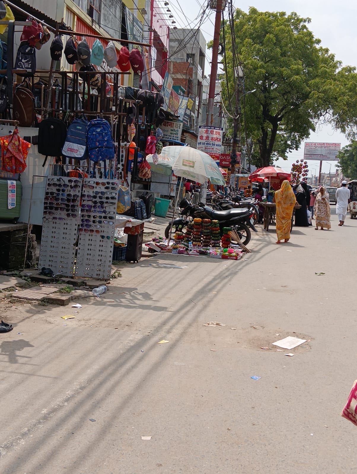 समय माता मंदिर रोड पर लगी दुकानें।  