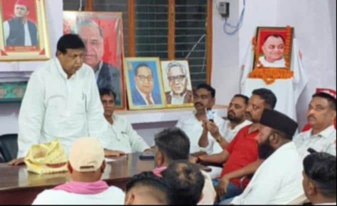सपा कार्यालय में कार्यकर्ताओं को संबोधित करते जिलाध्यक्ष। संवाद