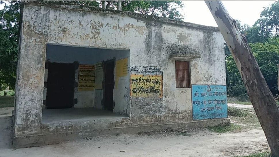 सरेनी क्षेत्र के हमीर गांव में जर्जर पंचायत भवन।