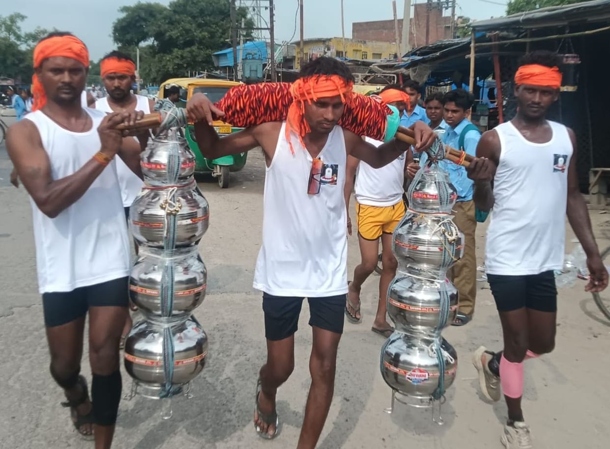 Shiva devotees set off for Pilibhit carrying an 11-foot-long Kanwar and 151 liters of Gangajal.