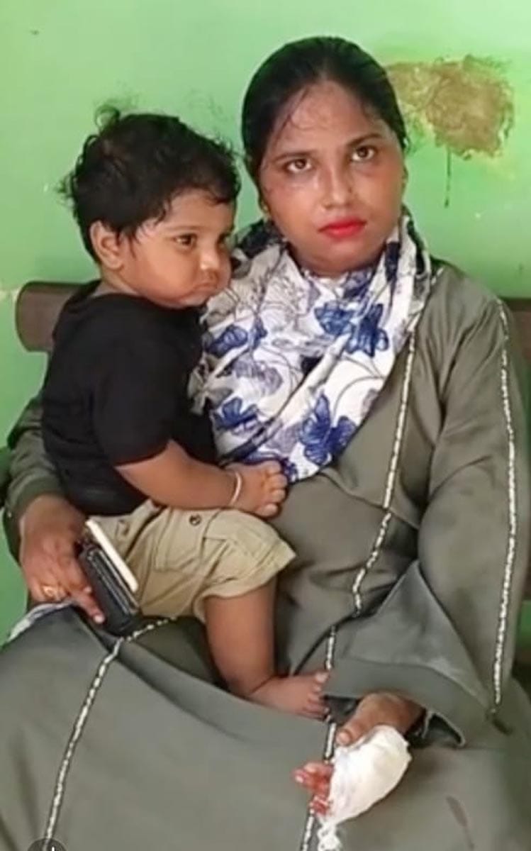 सड़क हादसे में घायल नसरीन अपने मासूम बेटे के साथ। स्रोत: वीडियो ग्रैव