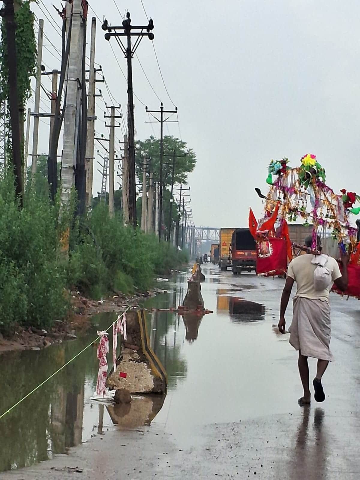 A separate lane was created for Kanwariyas on the service lane.