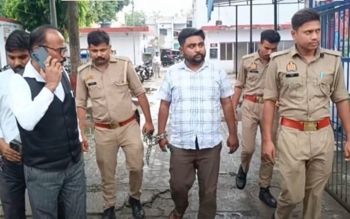 सिविल लाइन थाने में पुलिस की हिरासत में सपा छात्र सभा नेता मोहसिन मेवाती।
