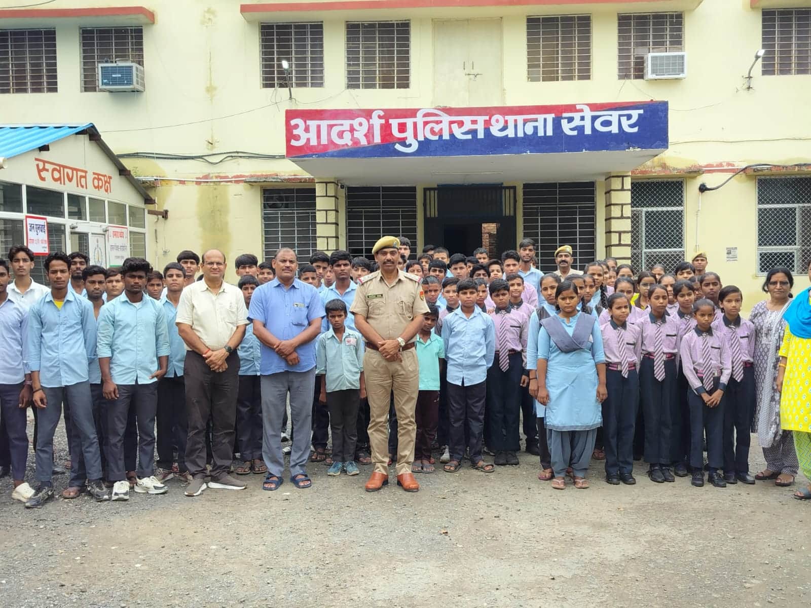 स्कूली छात्र-छात्राओं को जानकारी देते पुलिस अधिकारी