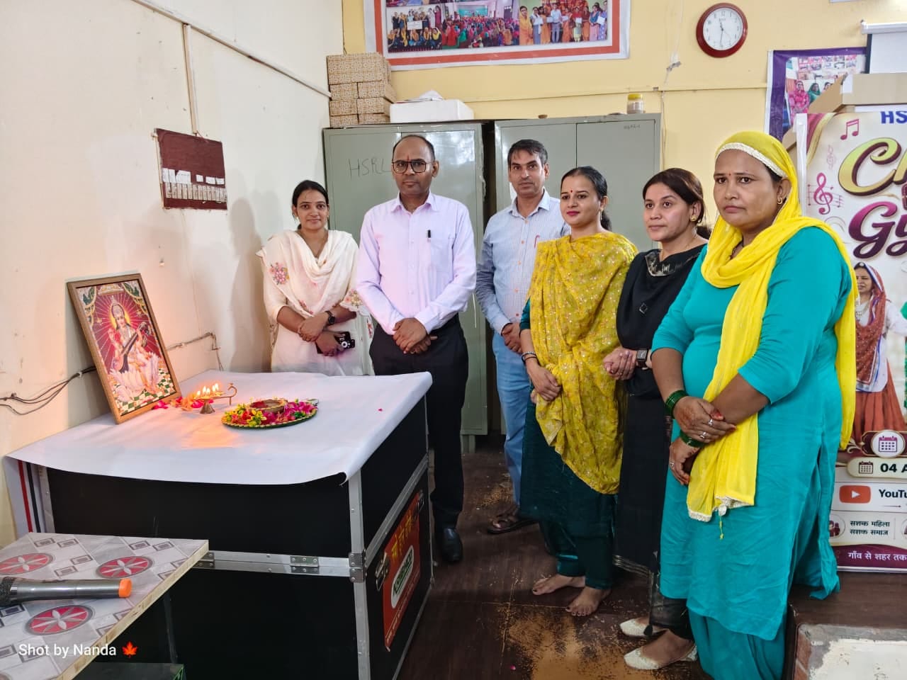 स्वयं सहायता समूह की सदस्य महिलाओं ने वीडियो गीत चस्का लाग्या ज्ञान को लांच करते सीईओ जिला परिष