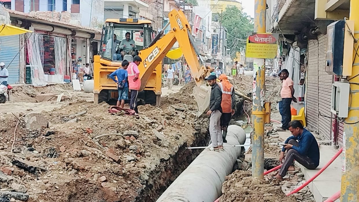 Nishat Road closed due to smart road construction; commuters grapple with traffic jams.