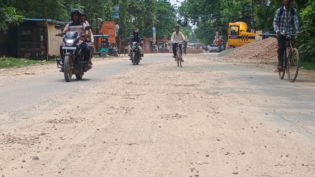 शहर के बंधवा से विकास भवन को जाने वाली बदहाल सड़क। संवाद