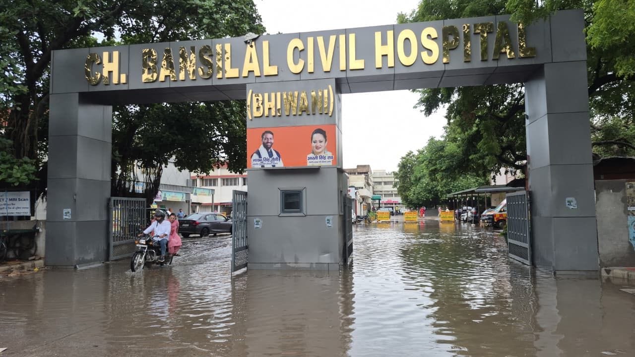 शहर के जिला नागरिक  अस्पताल के मुख्य गेट पर जमा  बारिश का पानी।