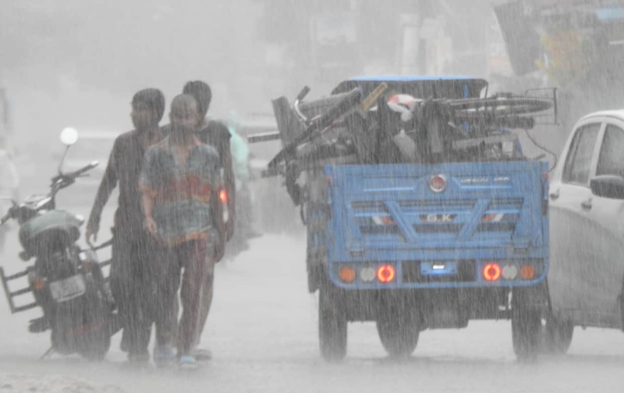 Siddharthnagar News: New spell of monsoon begins; heavy rain warning for the Terai region for two days