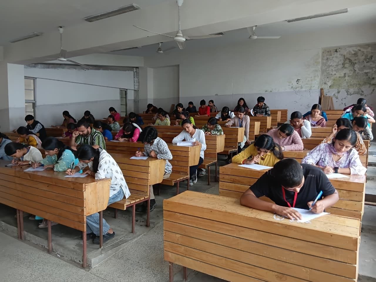 शिलाई कॉलेज में लिखित परीक्षा देते विद्यार्थी। संवाद