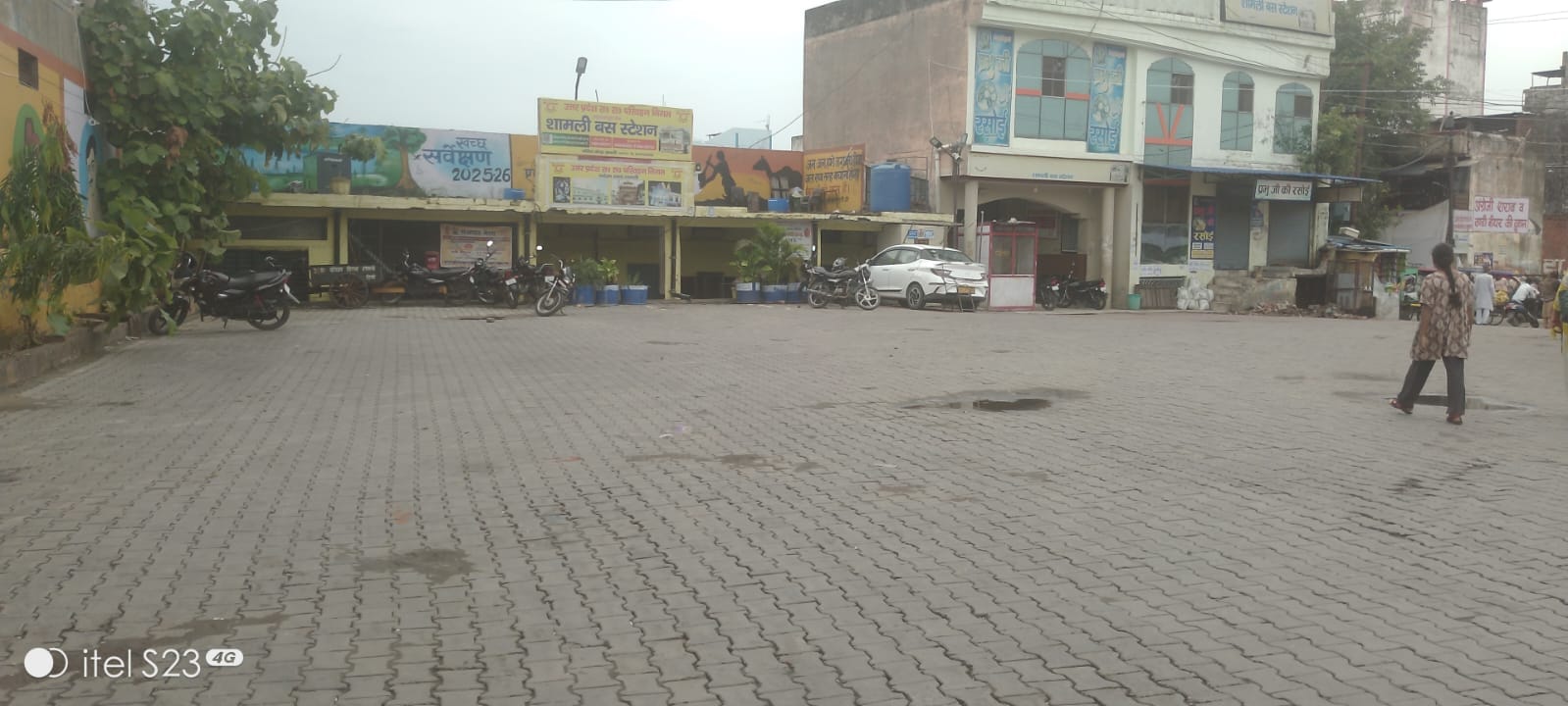 शामली के दिल्ली रोड पर सुनसान पड़ा बस अड्डा। संवाद