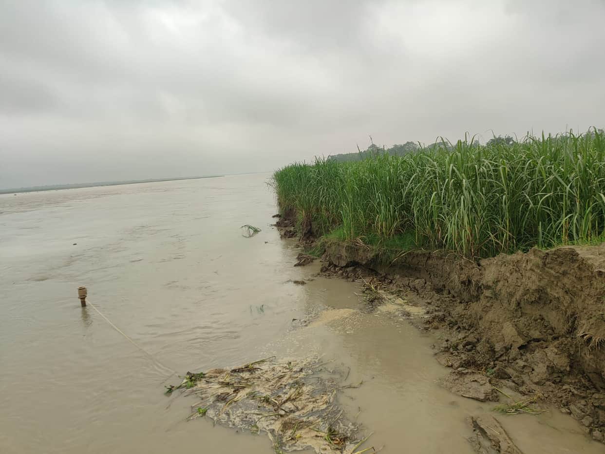 Erosion by the Sharda River intensifies; land belonging to 11 farmers, along with their crops, has been swallowed by the river.