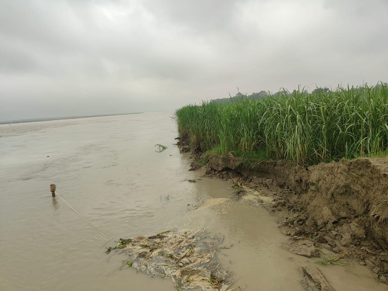 Erosion by the Sharda River intensifies; land belonging to 11 farmers, along with their crops, has been swallowed by the river.