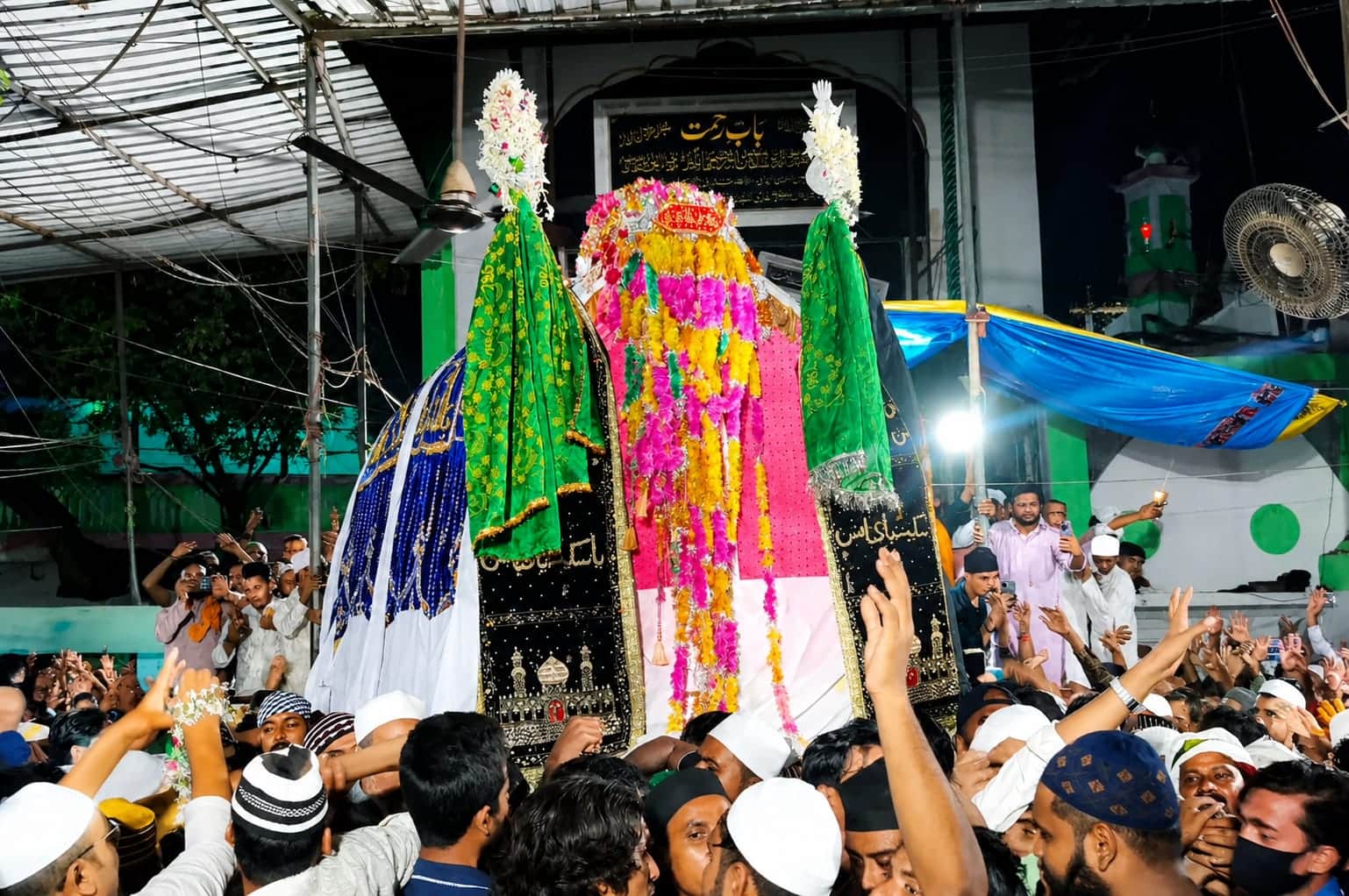 ताजिया निकालते लोग