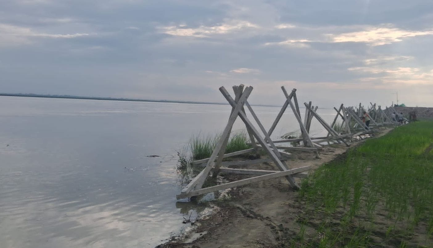 तटवर्ती इलाकों में कटान करती सरयू नदी।
