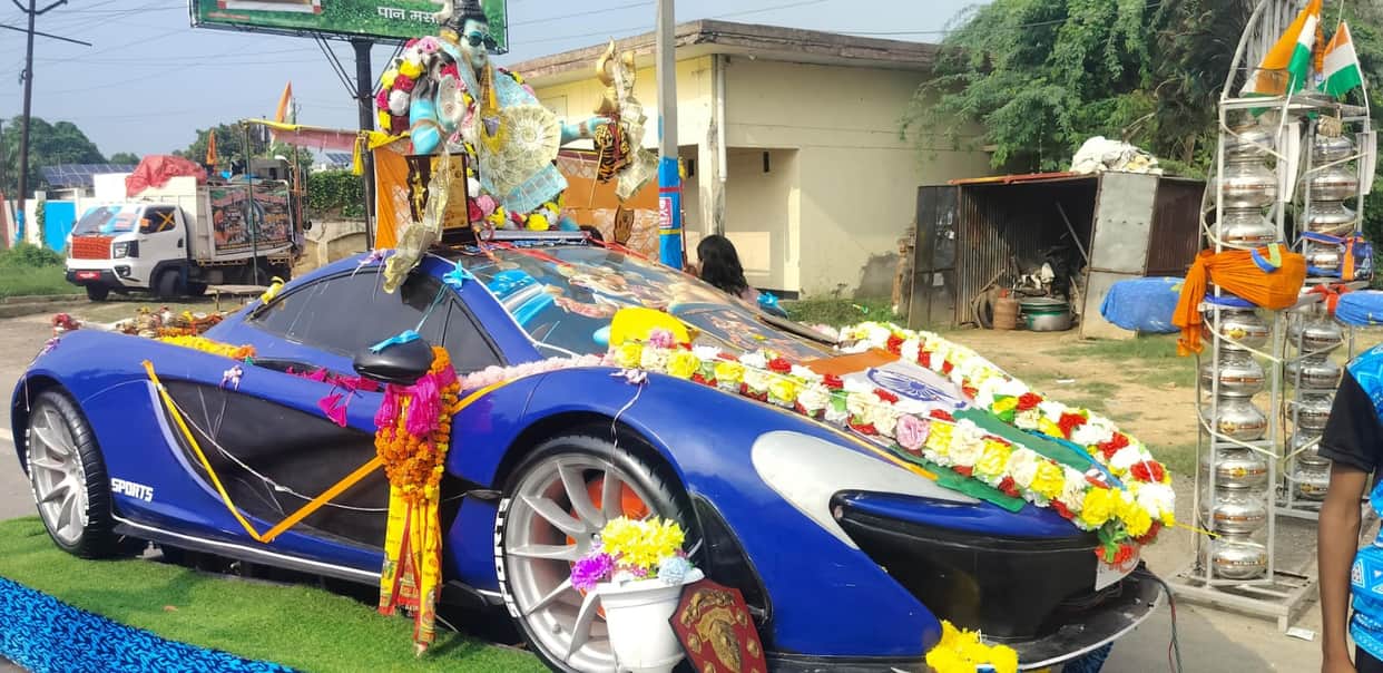 Bholenath rides in a luxury car; crowds gather to catch a glimpse.