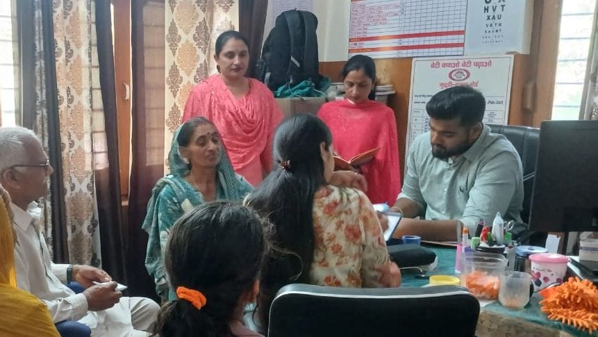 धगेड़ा खंड में आयोजित शिविर में मरीज की जांच करते चिकित्सक। स्रोत : विभाग