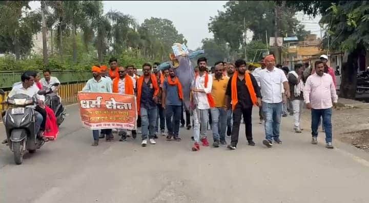 Dharm Sena Holds Fierce Protest, Burns Effigy of MPsWorkers Take to Streets in Protest Against Alleged Insult
