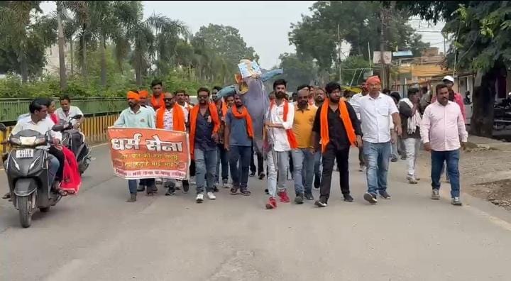 Dharm Sena Holds Fierce Protest, Burns Effigy of MPsWorkers Take to Streets in Protest Against Alleged Insult