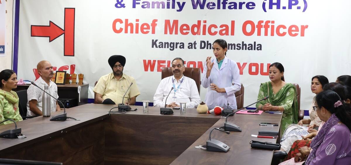 धर्मशाला में आशा वर्कर को स्तनपान की जानकारी देतीं नर्सिंग ऑफिसर नम्रता कपूर। -अमर उजाला