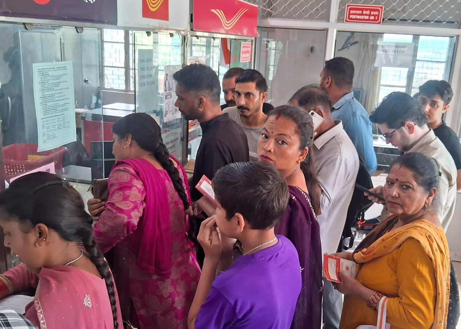 उप डाकघर जोगिंद्रनगर में राखियां व अन्य काम के लिए उमड़ी उपभोक्ताओं की भीड़। संवाद