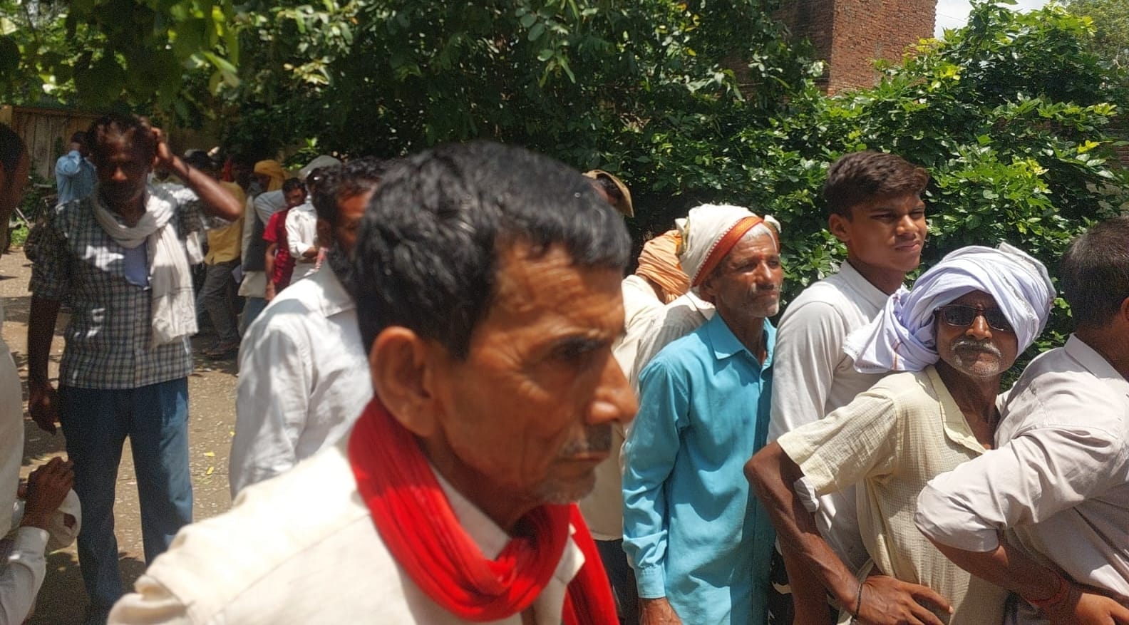 यूरिया के लिए कतार में खड़े किसान।