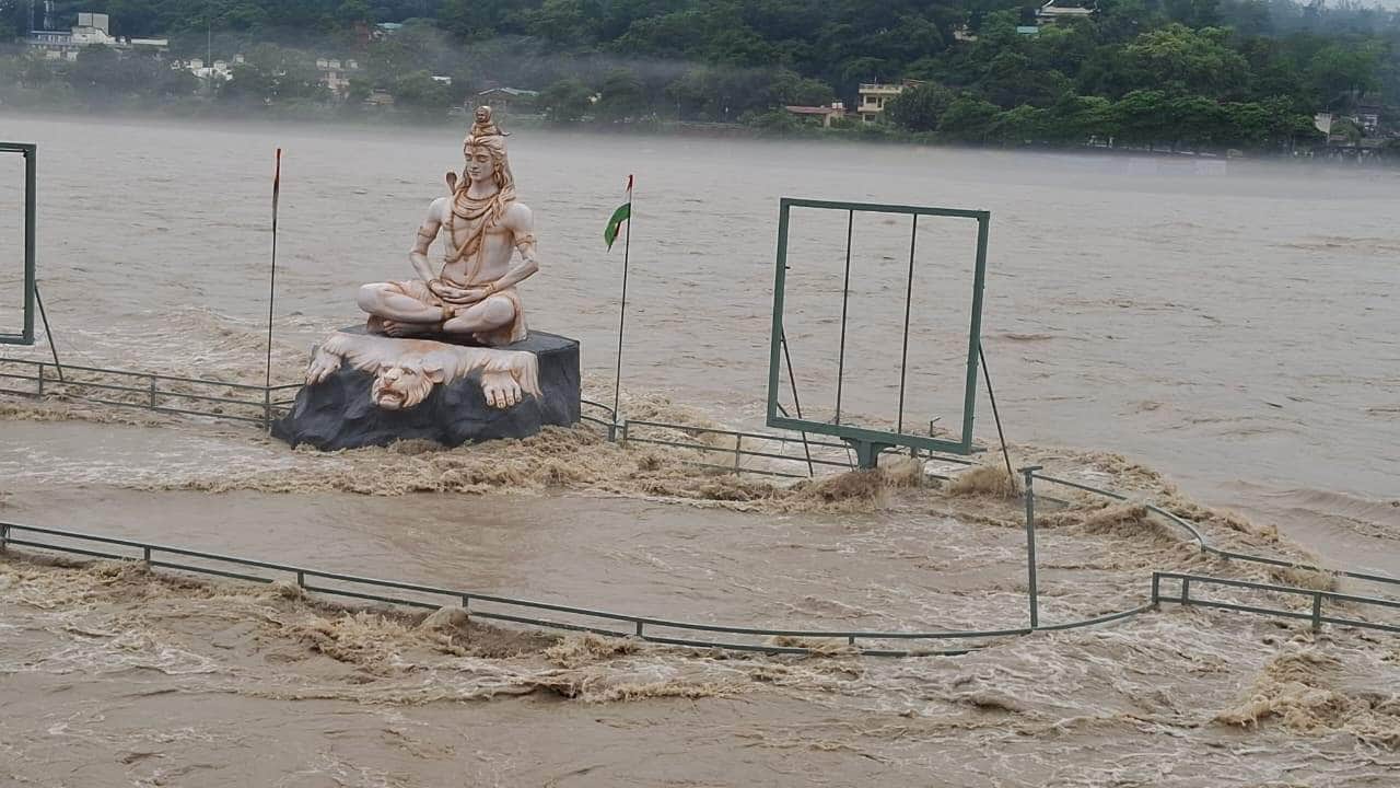 01- गंगा का जलस्तर बढ़ने से शिव की प्रतिमा को छूकर बहती गंगा की धारा। स्रोत-परमार्थ