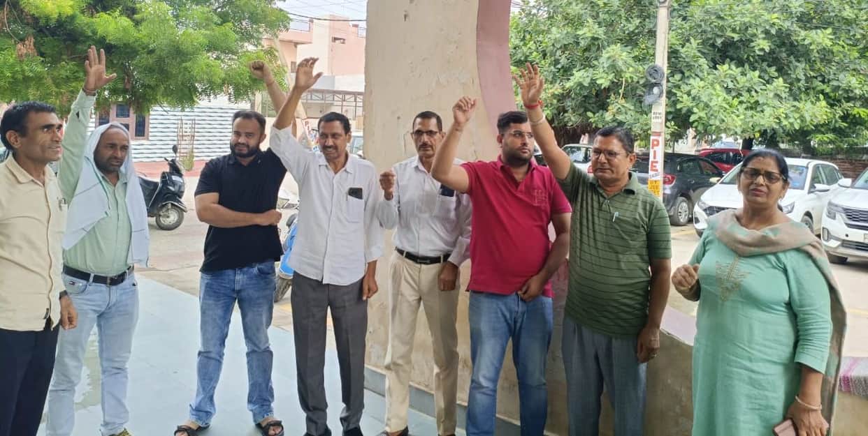 LIC employees protest against proposed stake sale
