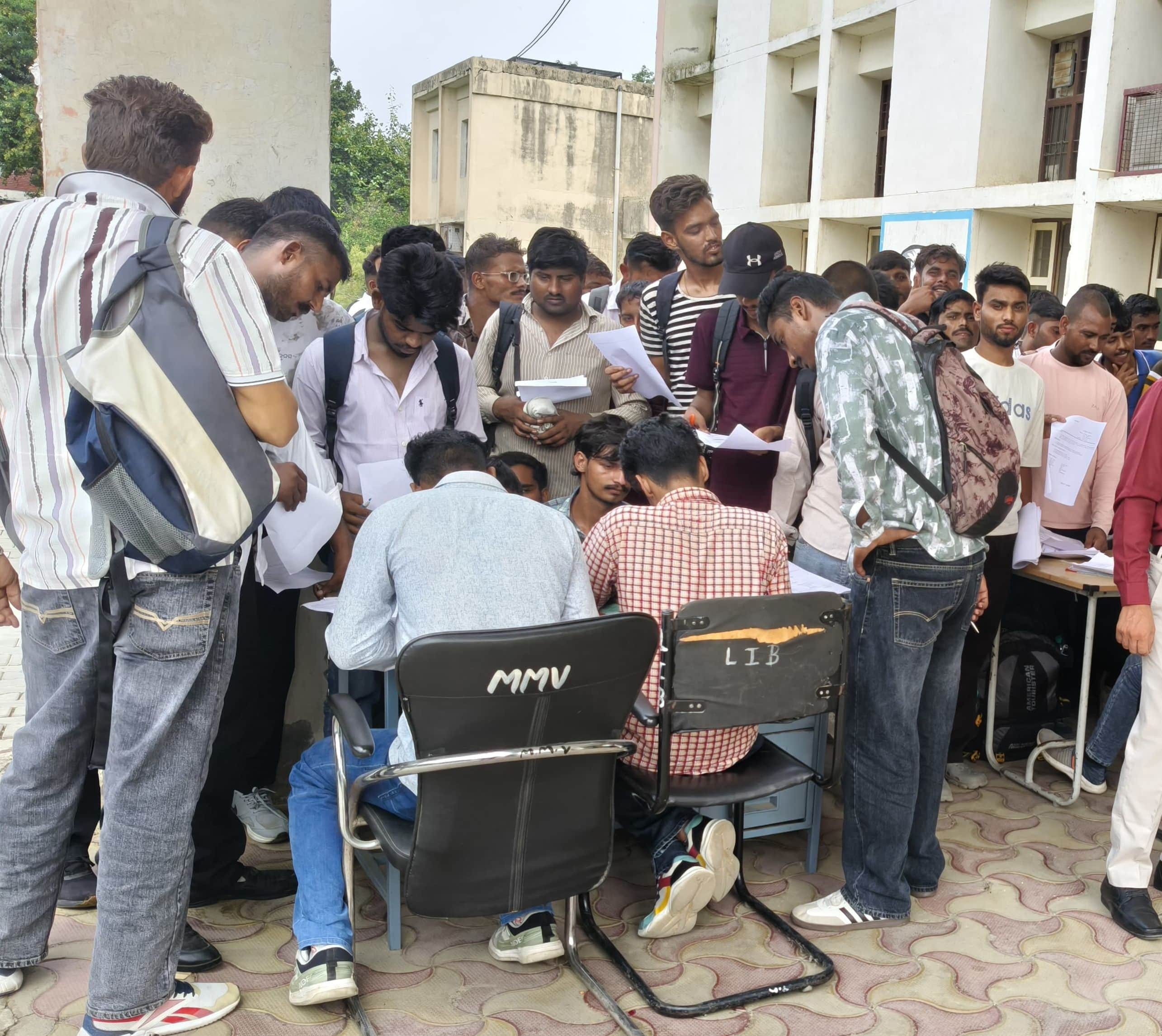 05जेएनडी23: आईटीआई में लगे रोजगार मेले में आए अभ्यर्थी। स्रोत: संस्थान