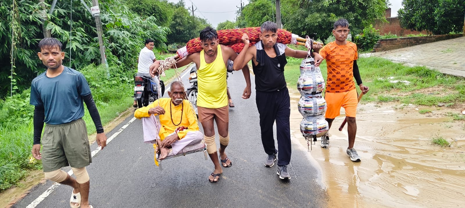 आज के श्रवण - कांवड़ में एक तरफ पिता और दूसरी ओर 51 किलो गंगाजल लेकर बृहस्पतिवार को मारहरा से