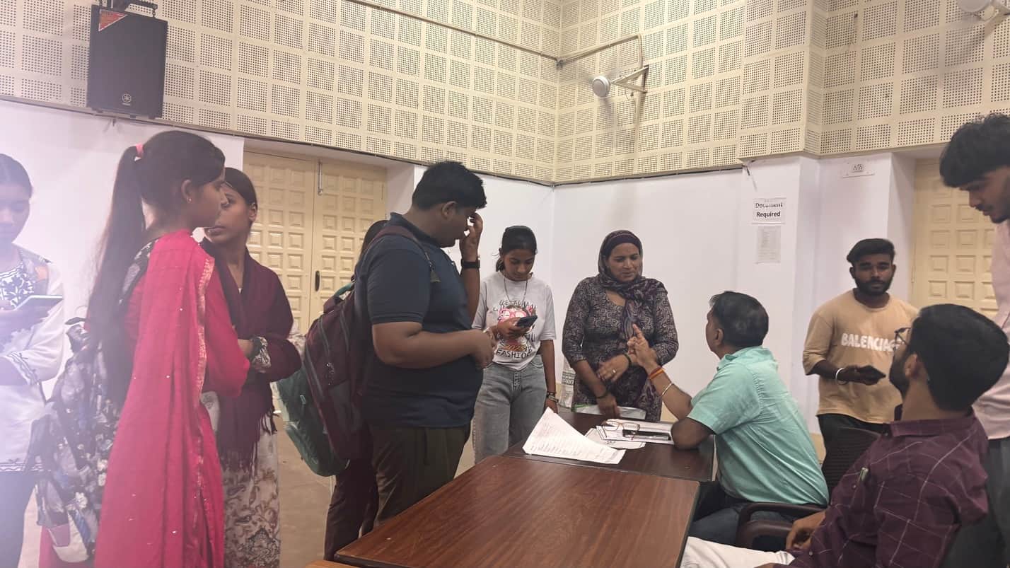 आरकेएसडी कॉलेज में दाखिला लेने पहुंचे विद्यार्थी। विज्ञप्ति