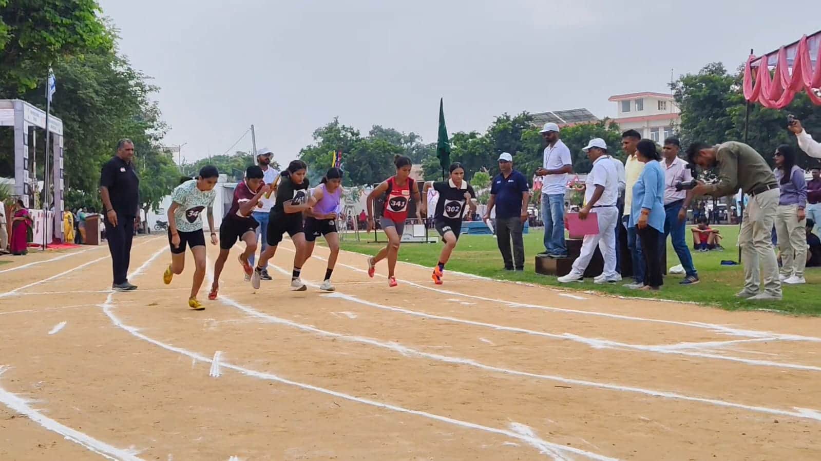 आरकेएसडी स्कूल स्थित सीबीएसई क्लस्टर एथलेटिक्स प्रतियोगिता में हिस्सा लेती हुए छात्राएं। संवाद