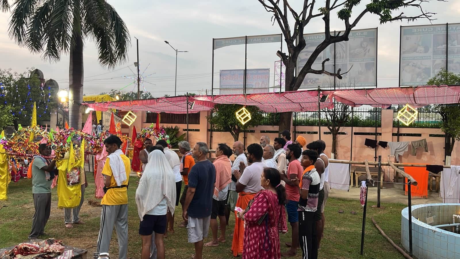 अंबाला छावनी में  जगाधरी रोड पर लगाए शिविर में मौजूद शिव कावड़ियों का जत्था। प्रवक्ता