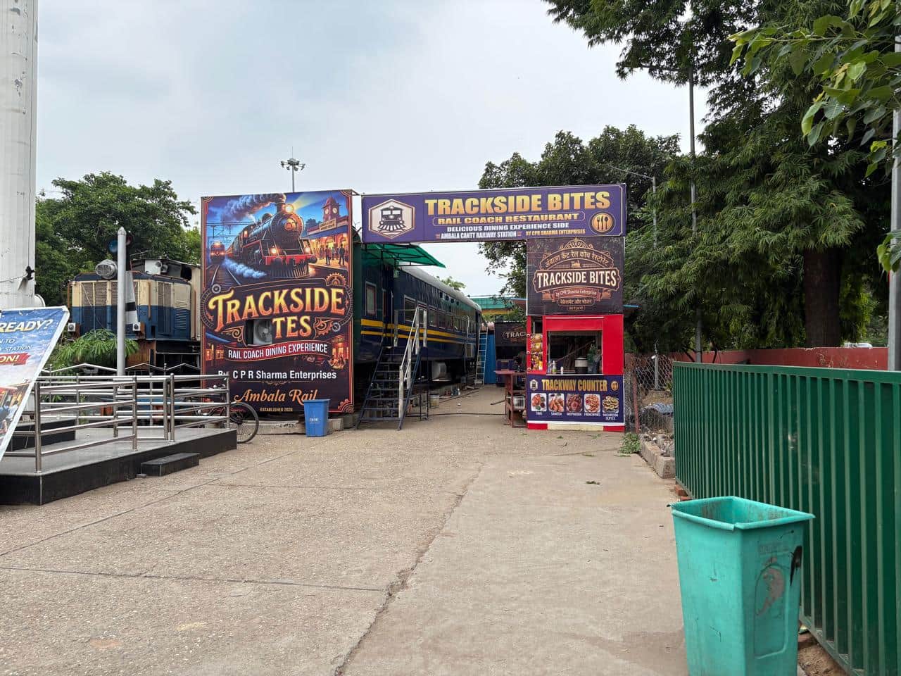 अंबाला छावनी रेलवे स्टेशन के मुख्य गेट के सामने परिसर में स्थापित किया गया रेल कोच रेस्त्रां। स