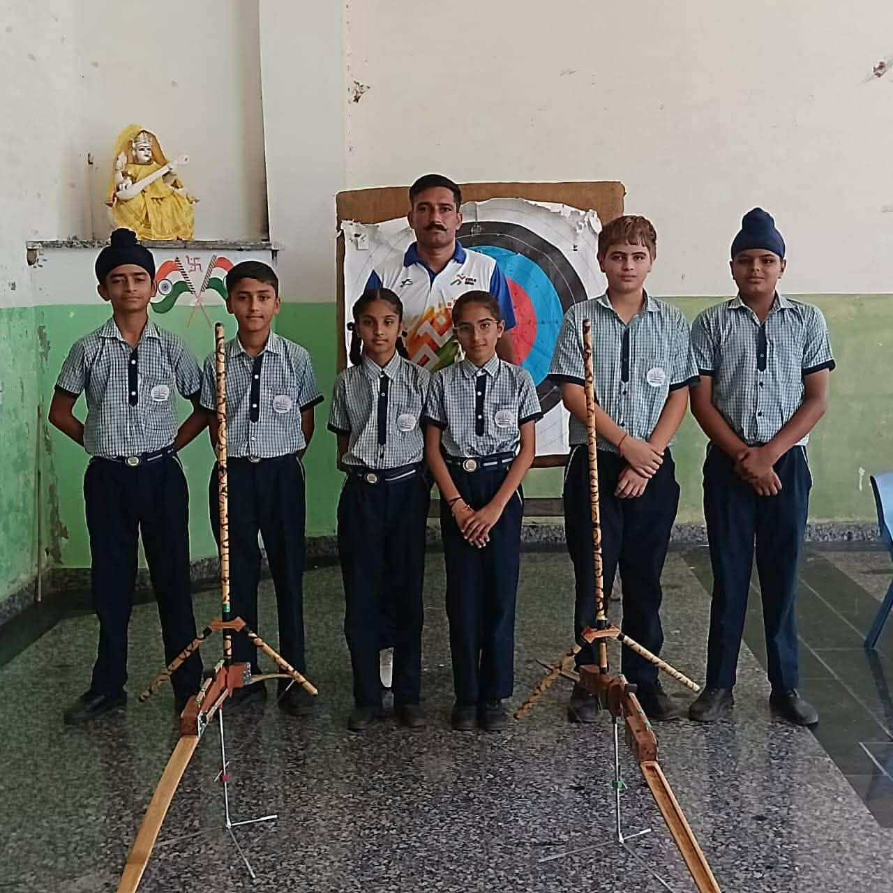 अंबाला के लौंटा स्थित इंडियाना इंटरनेशनल कॉलेज (स्कूल) में प्राचार्य संग मौजूद विजेता खिलाड़ी