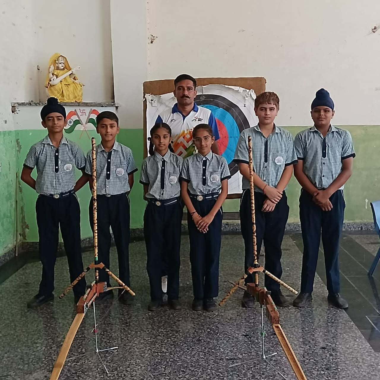 अंबाला के लौंटा स्थित इंडियाना इंटरनेशनल कॉलेज (स्कूल) में प्राचार्य संग मौजूद विजेता खिलाड़ी