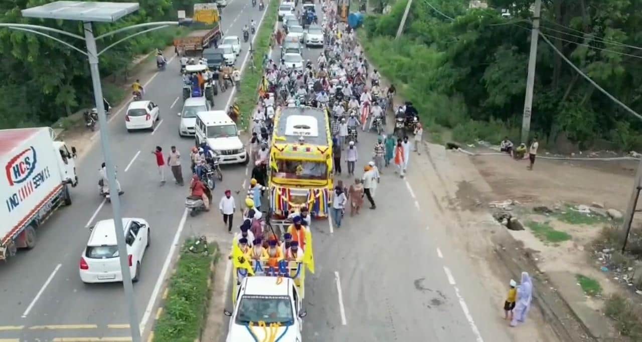अंबाला सिटी के गुरुद्वारा श्री पंजोखरा साहिब से निकले नगर कीर्तन में मौजूद संगत। प्रबंधन