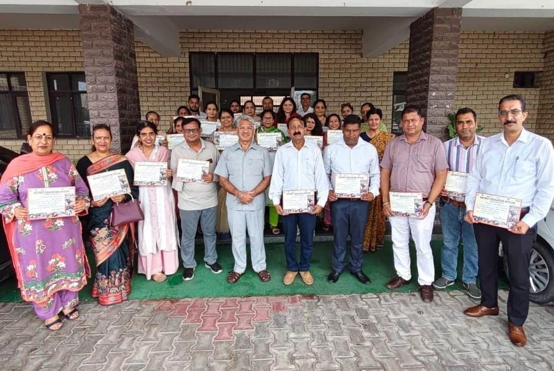 अंबाला सिटी के शिक्षा सदन पर जिला शिक्षा अधिकारी के साथ मौजूद उत्कृष्ट कार्य करने वाले शि