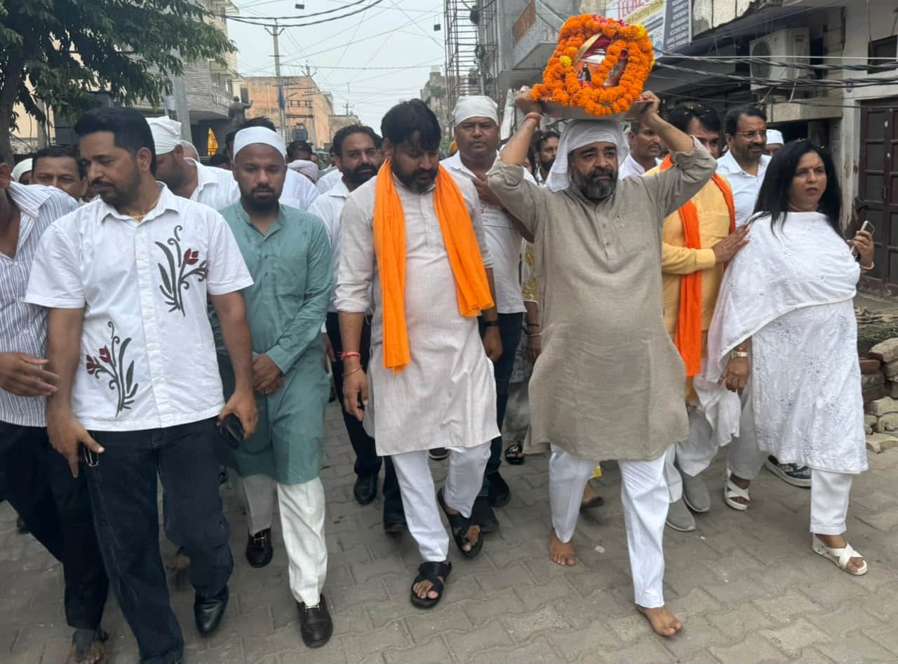 अंबाला सिटी में कलश अपने सिर पर रखकर ले जाते पूर्व मंत्री असीम गोयल। प्रवक्ता