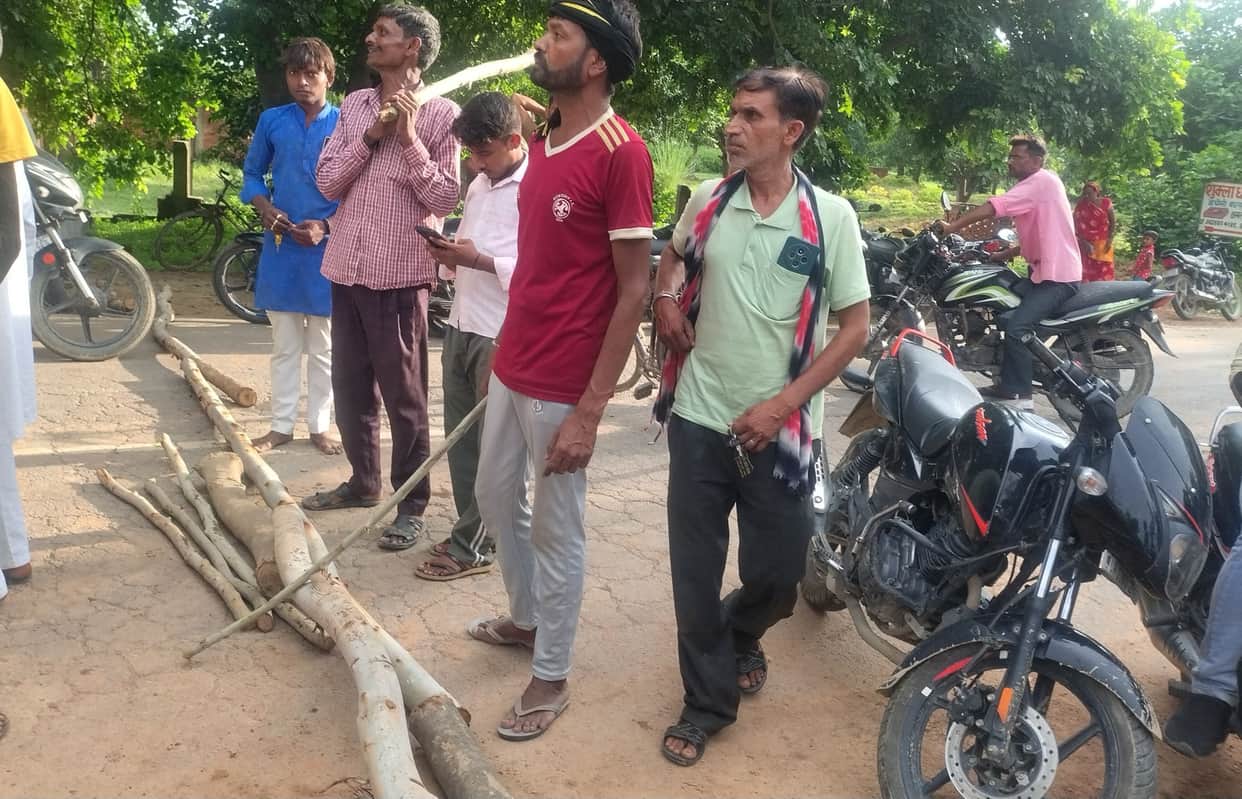 Girl injured in accident; highway blocked in protest