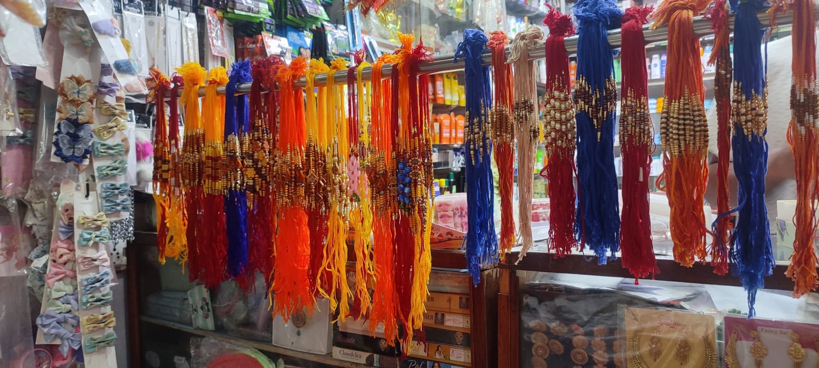 बागेश्वर बाजार में बिक्री के लिए सजीं राखियां।