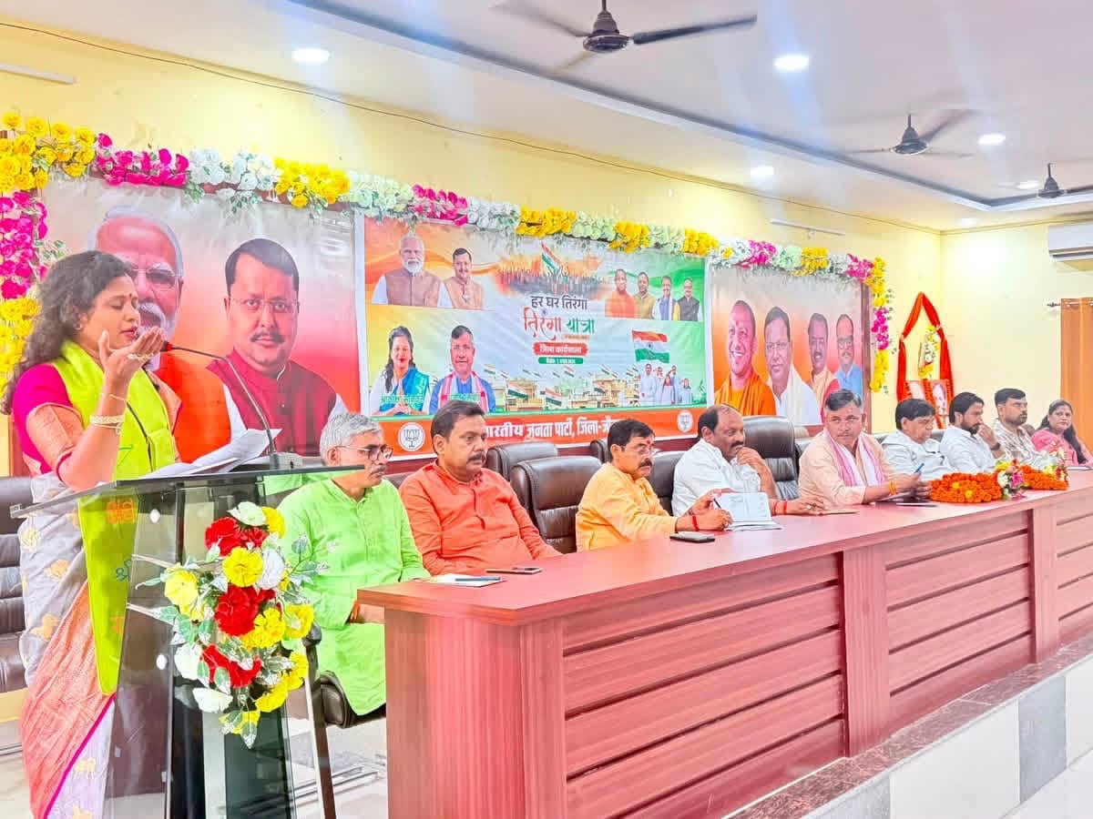 भाजपा की बैठक को संबोधित करतीं पार्टी की प्रदेश मंत्री आकांक्षा सोनकर। भाजपा