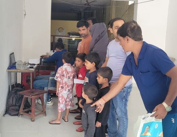भोजपुर क्षेत्र में लगे आधार कार्ड शिविर में आधार बनवाने के लिए खड़े बच्चे व अन्य। 