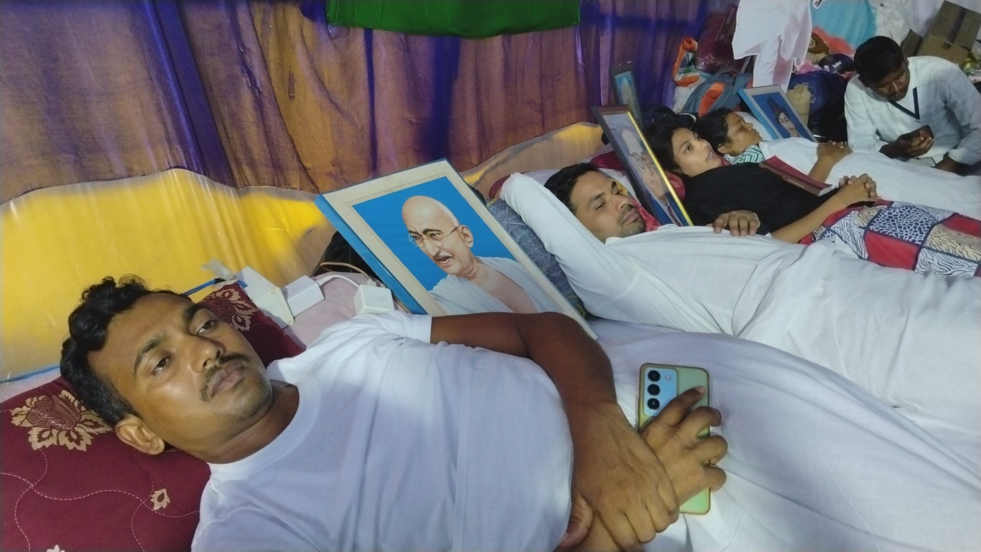 भूख हड़ताल पर बैठे छात्र