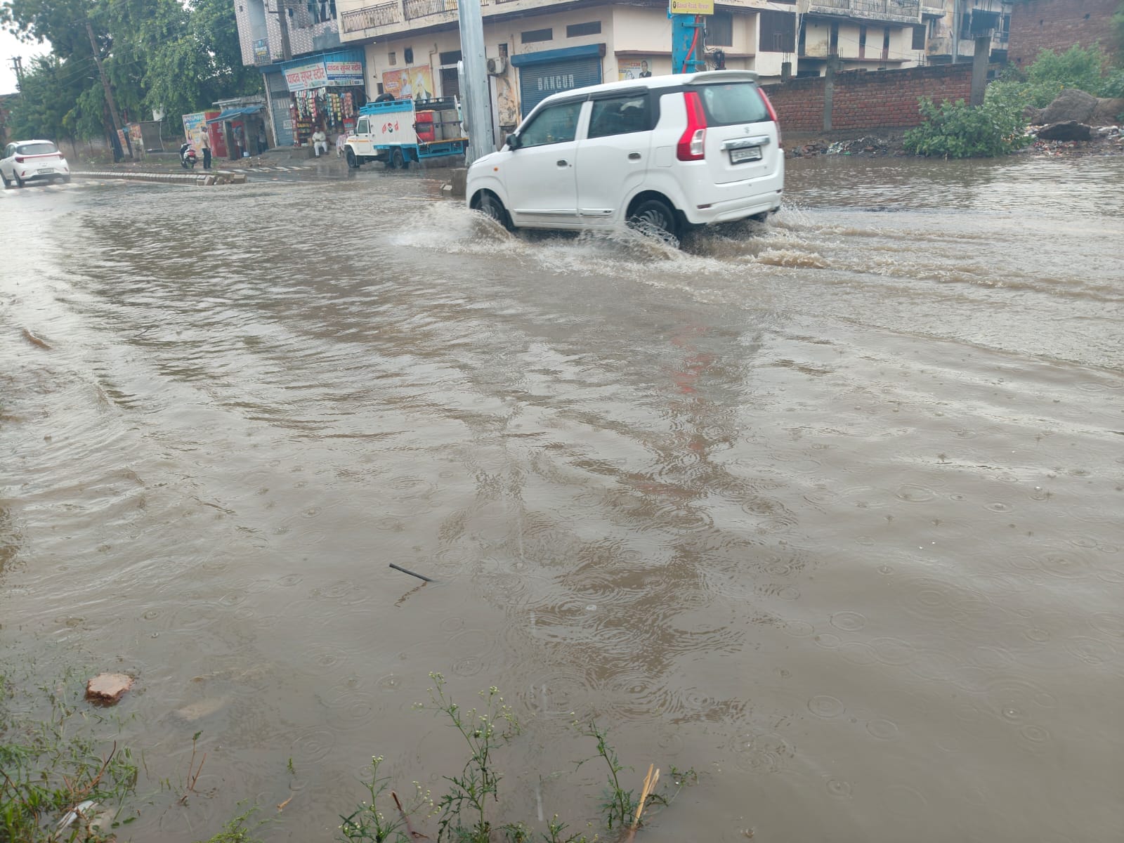 भाड़ावास मार्ग पर भरा बारिश का पानी। संवाद