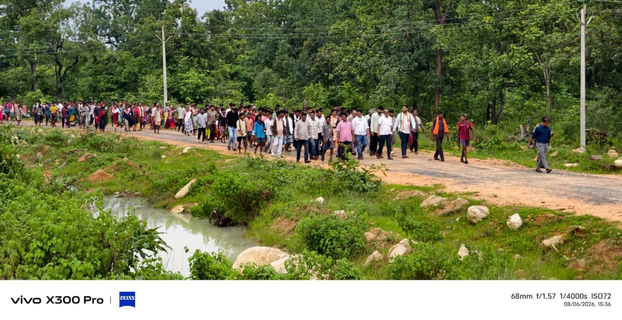 Mandavi and Kawasi arrived to inspect the illegal crusher plant on the Bijapur-Sukma border.